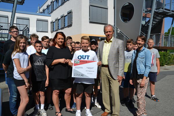 Spenden�bergabe an Landrat Thomas M�ller