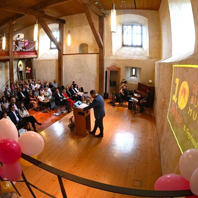 Hildburghausen:

Feierlichkeiten zu 10 Jahre Deutsches Burgenmuseum auf der Veste Heldburg in Heldburg. Geladen waren unter anderen der Thueringer Ministerpraesident Mario Voigt, die Direktorin der Stiftung Thueringer Schloesser und Gaerten Dr.Doris Fischer, Dirk Lindner, Dr. Peter Traut. Gastgeber waren der Buergermeister der Stadt Heldburg Christopher Other, Prof. Dr. G. Ulrich Grossmann vom Deutschen Burgenmusem und Vanessa Schmitt Leiterin Deutsches Burgenmuseum.

10 Jahre, Torte, Burgenmuseum

Foto: Bastian Frank / frankphoto.de